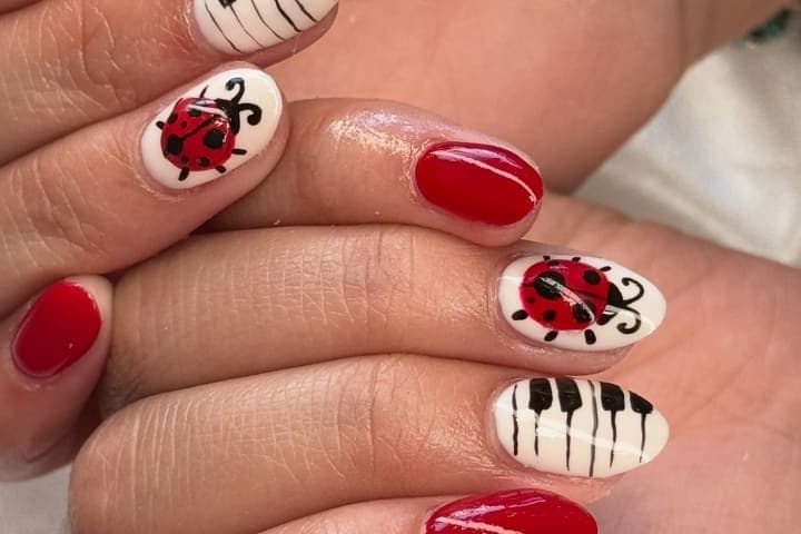 Nail design thumbnail for Instagram post DQx9NcKkbKz